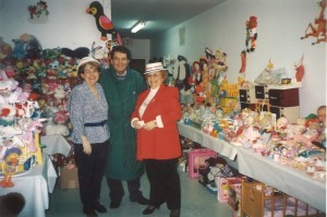 Mme. Thérèse Marois et Mme. Yolande Bergeron en compagnie de M. Maurice Godin député de Châteauguay.