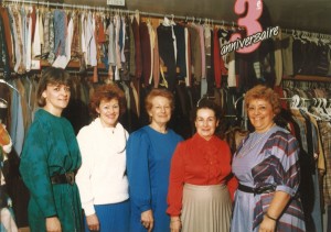 Photo prise en 1988, à l’occasion du 3e anniversaire d’Entraide Mercier. On y retrouve à la droite, Mme. Thérèse Marois, fondatrice d’Entraide Mercier.